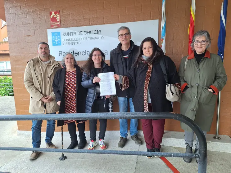 momento da entrega das sinaturas por unha xesti&oacute;n p&uacute;blica da residencia do Bert&oacute;n