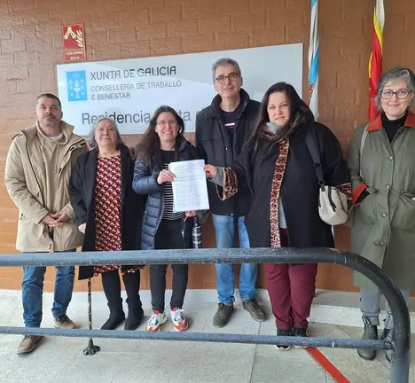 momento da entrega das sinaturas por unha xesti&oacute;n p&uacute;blica da residencia do Bert&oacute;n